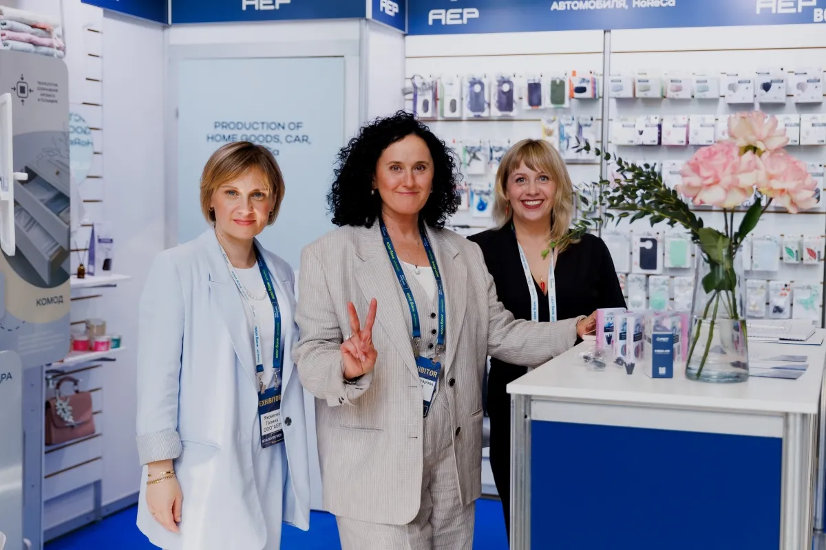 Команда АЕР у стенда на выставке Команда АЕР у стенда на выставке Белые ночи