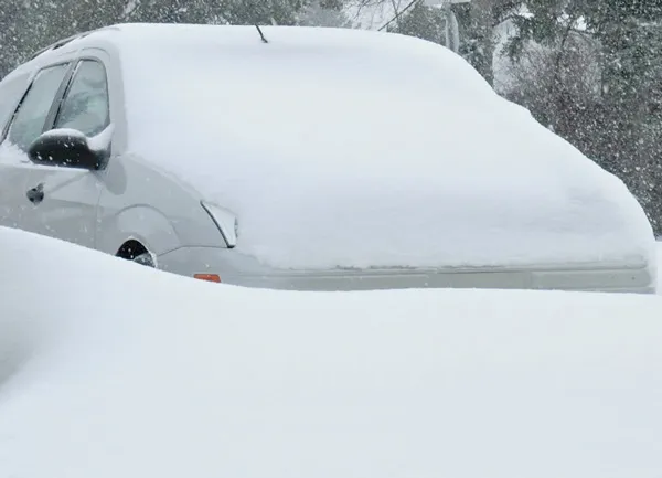 Чтобы очистить машину от льда и снега используйте сркебки "АЕР" Машина под снегом
