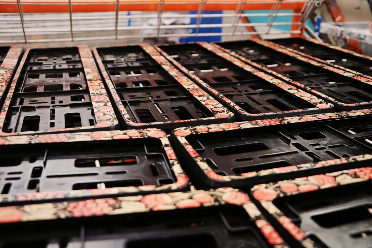 Рамки под номера в цехе по литью пластмасс