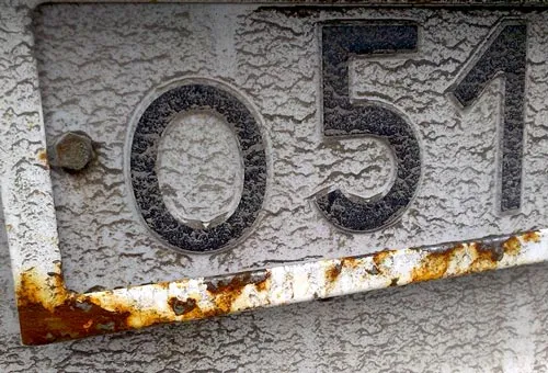 Ржавая номерная рамка